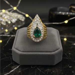 Emerald Gold Toned Teardrop Ring size 7 VTG estate W: 15.65